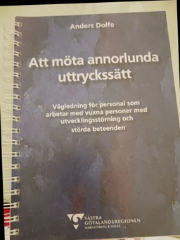 Att möta annorlunda uttryckssätt : vägledning för  personal som arbetar med vuxna personer med utvecklingsstörning och störda beteenden; Anders Dolfe; 2006