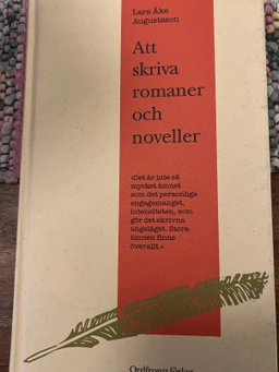 Att skriva romaner och noveller; Lars Åke Augustsson; 1993