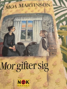 Mor gifter sig; Moa Martinson; 1990