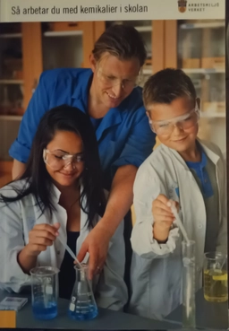 Så arbetar du med kemikalier i skolan; Annika Hellberg, Sverige. Arbetsmiljöverket, Sverige. Arbetarskyddsstyrelsen
(tidigare namn), Sverige. Arbetarskyddsstyrelsen, Sverige. Yrkesinspektionen
(tidigare namn), Sverige. Yrkesinspektionen; 2013