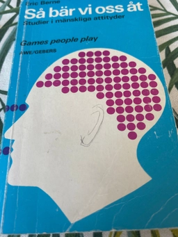 Så bär vi oss åt : games people play : studier i mänskliga attityder; Eric Berne; 1978