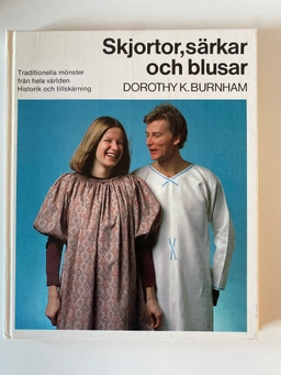 Skjortor, särkar och blusar : [traditionella mönster från hela världen] : [historik och tillskärning]; Dorothy K. Burnham; 1979
