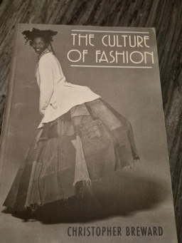 The culture of fashion : a new history of fashionable dress; Christopher Breward; 1995