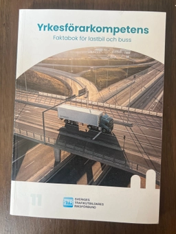 Yrkesförarkompetens - Faktabok för lastbil och buss; Sveriges trafikutbildares riksförbund, Sveriges trafikskolors riksförbund; 2026