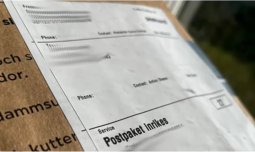 En fraktettiket klistrad på ett paket.