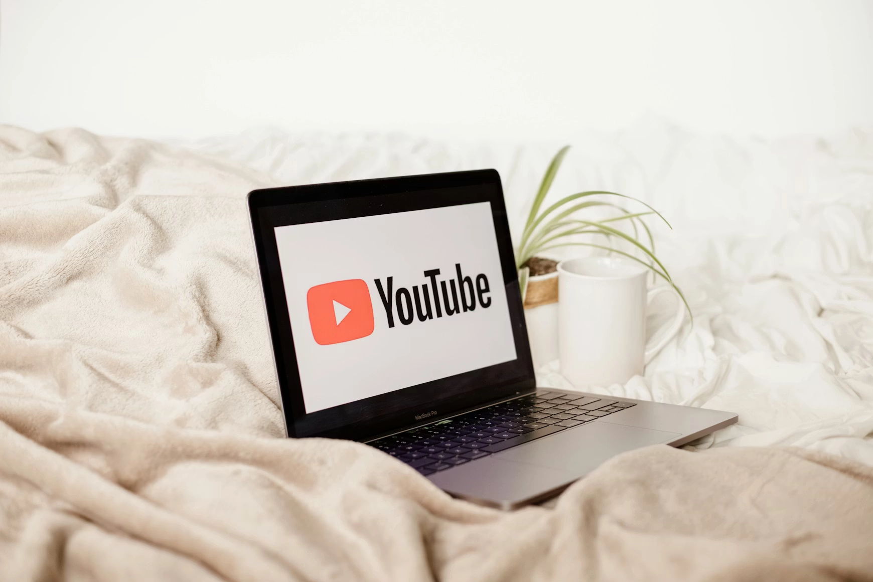 Erbjudande med studentrabatt från Få en reklamfri upplevelse av både YouTube och YouTube Music