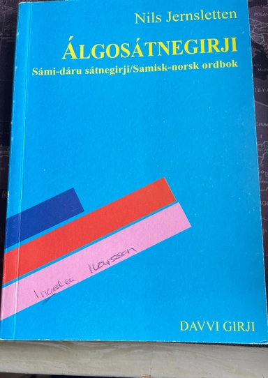 Álgosátnegirji : sámi-dáru sátnegirji : samisk-norsk ordbok; Nils Jernsletten; 1994