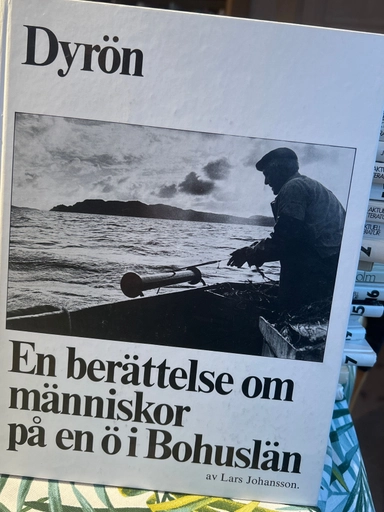 Dyrön : en berättelse om människor på en ö i Bohuslän; Lars Johansson; 1976