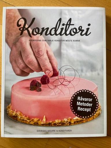 Konditori : grunderna som varje konditor måste kunna;  Johan Sörberg, Anders Brundin, Lars Malmström, Pia Forsberg, Lovisa Jansson; 2016