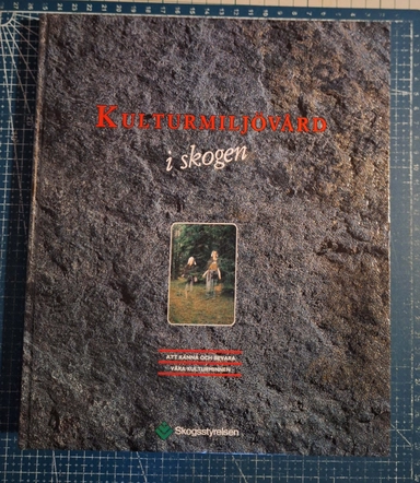 Kulturmiljövård i skogen : att känna och bevara våra kulturminnen; Anders Olsson, Riksantikvarieämbetet, Riksantikvarieämbetet och Statens historiska museer, Sverige. Skogsstyrelsen; 1993