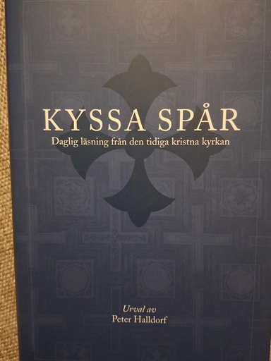 Kyssa spår : daglig läsning från den tidiga kristna kyrkan; Peter Halldorf; 2000