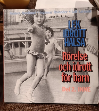 Lek, idrott, hälsa : rörelse och idrott för barn. · 2 · Inne