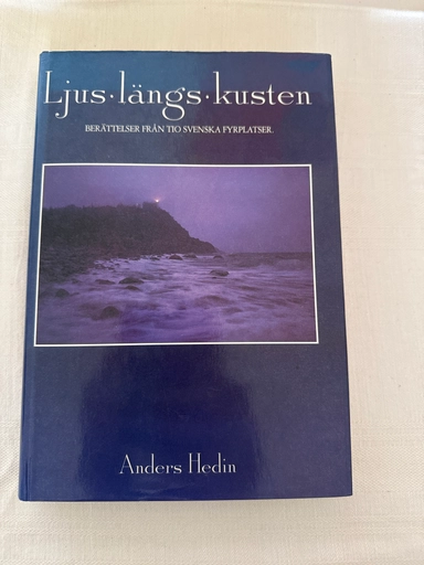 Ljus längs kusten : berättelser från tio svenska fyrplatser