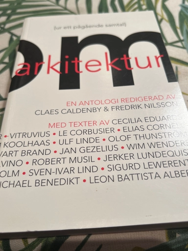 Om arkitektur : (ur ett pågående samtal) : en antologi; Claes Caldenby, Fredrik Nilsson, Cecilia Eduards, ARKUS; 2002