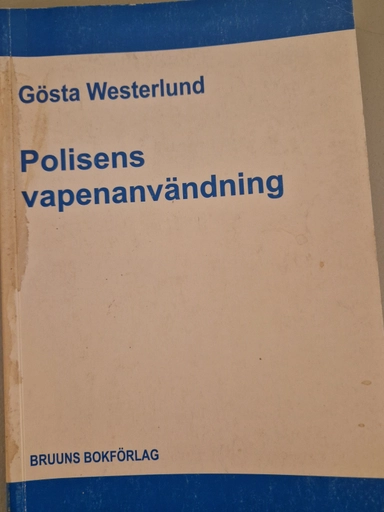 Polisens vapenanvändning : polisens befogenheter att använda skjutvapen i livshotande och liknande situationer; Gösta Westerlund; 2003