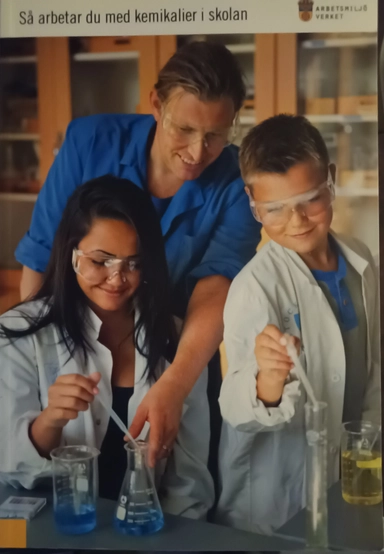 Så arbetar du med kemikalier i skolan; Annika Hellberg, Sverige. Arbetsmiljöverket, Sverige. Arbetarskyddsstyrelsen
(tidigare namn), Sverige. Arbetarskyddsstyrelsen, Sverige. Yrkesinspektionen
(tidigare namn), Sverige. Yrkesinspektionen; 2013