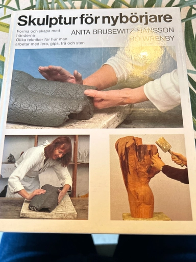 Skulptur för nybörjare : forma och skapa med händerna : olika tekniker för hur man arbetar med lera, gips, trä och sten; Anita Brusewitz-Hansson; 1980