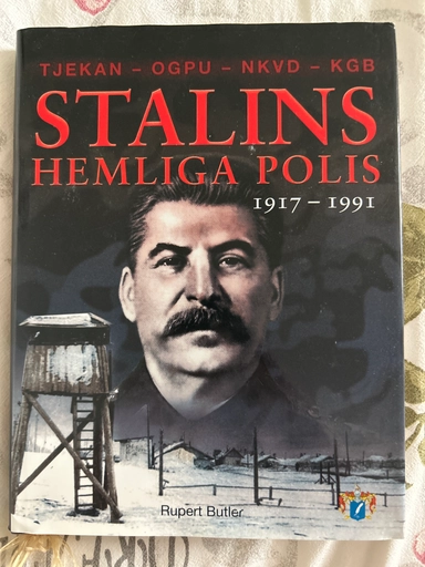 Stalins hemliga polis : Tjekan, OGPU, NKVD, KGB : från 1917 till 1991; Rupert Butler; 2008