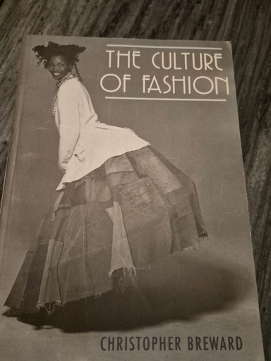 The culture of fashion : a new history of fashionable dress; Christopher Breward; 1995