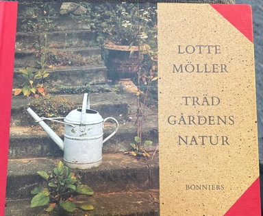 Trädgårdens natur : om den svenska och den engelska trädgården, om trädgårdar för barn, fjärilar och igelkottar, om humor och biskötsel, om tiden och förgängligheten samt om den gräsliga gräsmattan; Lotte Möller; 1993