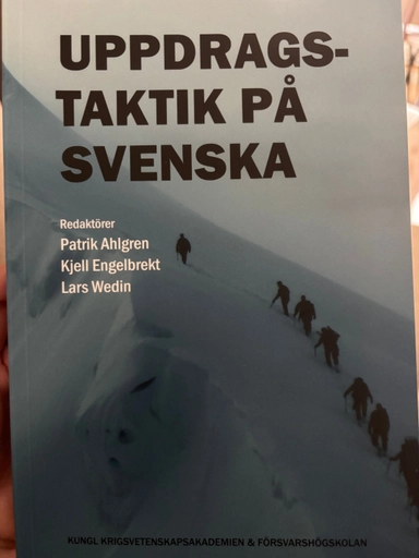 Uppdragstaktik på svenska : en vän- och debattbok tillägnad överste Jan Mörtberg; Jan Mörtberg, Patrik Ahlgren, Kjell Engelbrekt, Lars Wedin; 2016