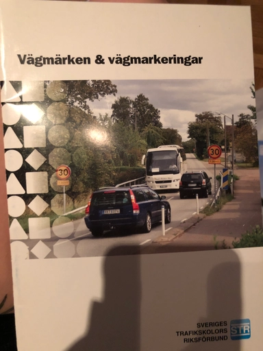 Vägmärken & vägmarkeringar; Sveriges trafikskolors riksförbund, Sveriges trafikutbildares riksförbund; 2015