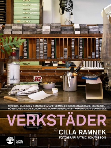 Verkstäder : tryckeri, bilservice, konstsmide, tapetserare, fiskebetestillverkare, skomakeri, möbelkonservator, korgmakare, blyfönsterspecialst, konstgjuteri, deorateljé; Cilla Ramnek; 2018