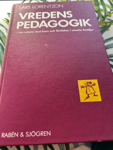 Vredens pedagogik : om arbete med barn och föräldrar i utsatta familjer; Lars Lorentzon; 1991