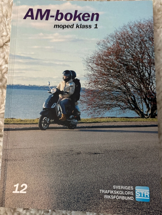 AM-boken : moped klass 1; Sveriges trafikskolors riksförbund, Sveriges trafikutbildares riksförbund; 2017