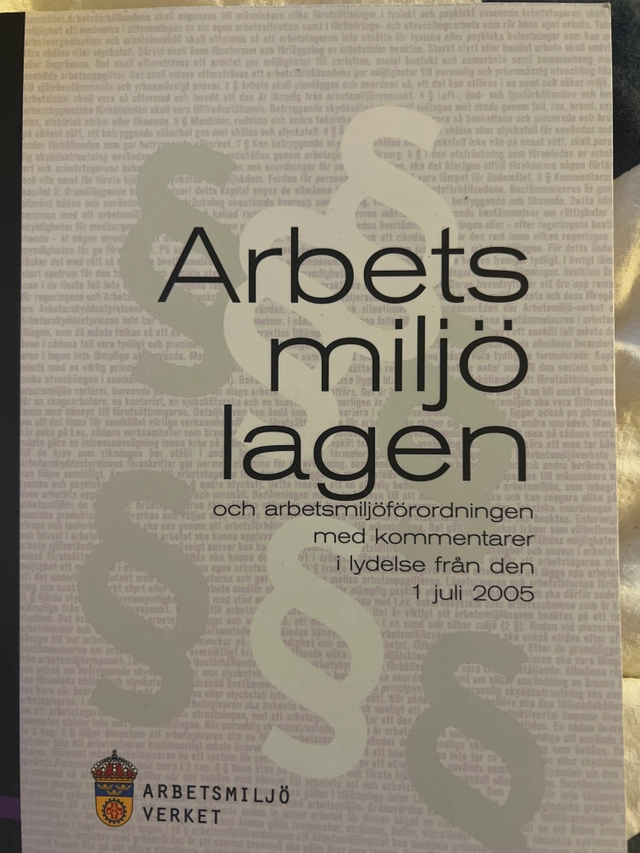 Arbetsmiljölagen med kommentarer i lydelse från den 1 juli 2005; Annika Hellberg, Sverige. Arbetsmiljöverket, Sverige. Arbetarskyddsstyrelsen
(tidigare namn), Sverige. Arbetarskyddsstyrelsen, Sverige. Yrkesinspektionen
(tidigare namn), Sverige. Yrkesinspektionen; 2005