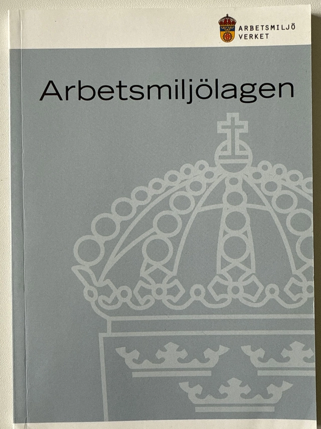 Arbetsmiljölagen : och dess förordning med kommentarer i lydelse den 2 maj 2011; Annika Hellberg, Sverige. Arbetsmiljöverket, Sverige. Arbetarskyddsstyrelsen
(tidigare namn), Sverige. Arbetarskyddsstyrelsen, Sverige. Yrkesinspektionen
(tidigare namn), Sverige. Yrkesinspektionen; 2011