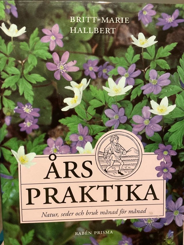 Årspraktika : natur, seder och bruk månad för månad; Britt-Marie Hallbert; 1995
