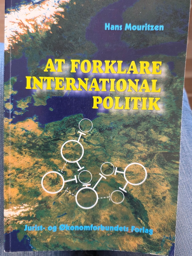 At forklare international politik; Hans Mouritzen; 1999