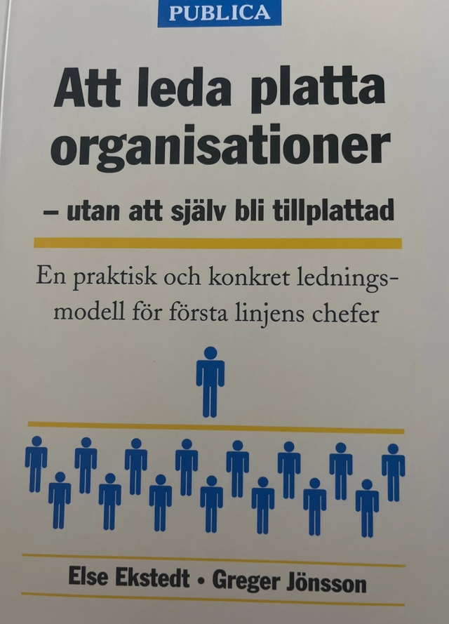 Att leda platta organisationer - utan att själv bli tillplattad : en praktisk och konkret ledningsmodell för första linjens chefer; Else Ekstedt; 1997