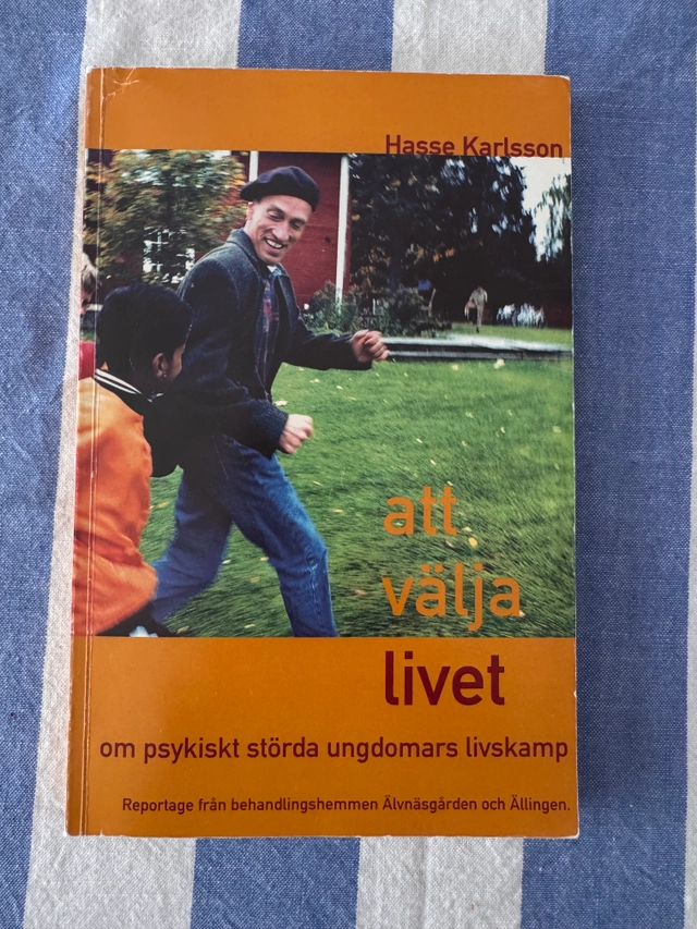 Att välja livet : Älvnäsgården och Ällingen : behandlingshem för tidigt psykiskt störda barn och ungdomar; Hasse Karlsson; 1998