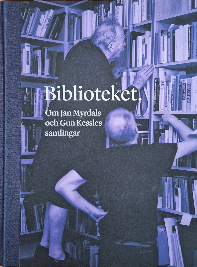 Biblioteket : om Jan Myrdals och Gun Kessles samlingar; Eva Aggeklint, Per Axelson, Stefan Arvidsson, Gunnela Björk, Anders Björnsson, Kjersti Bosdotter, André Brochu, David Brolin, Cecilia Cervin, Staffan Dahllöf, Eva Dahlman, Lasse Diding, Carl-Göran Ekerwald, Solveig Giambanco, Annika Hagström, Anton Honkonen, Hans Isaksson, Torsten Jurell, Peter Kadhammar, Jan-Anders Karlsson, Jan Käll, Sture Källberg, Benny Larsson, Anne Lidén, Kalle Lind, Lasse Litzén, Lennart Lundberg, Åsa Moberg, Jan Myrdal, Per Nygren, Carsten Palmaer, Björn Erik Rosin, Lill Sjöström, Per Arne Skansen, Sören Sommelius, Karin Z Sunvisson, Carl Henrik Svenstedt, Lars Vargö; 2023