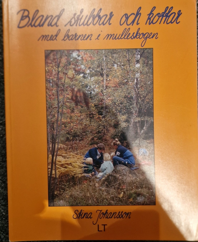 Bland stubbar och kottar : med barnen i mulleskogen; Stina Johansson; 1990