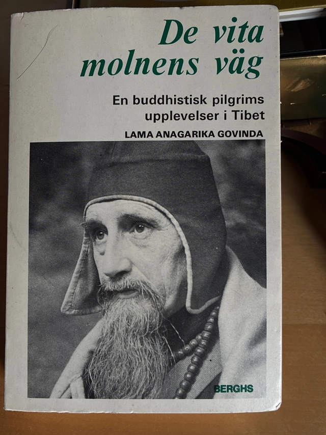 De vita molnens väg : en buddhistisk pilgrims upplevelser i Tibet; Lama Anagarika Govinda; 1975