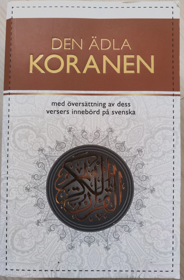 Den ädla koranen : med översättning av dess versers innebörd på svenska; Skandinaviska stiftelsen för utbildning, Al-Risalah skandinaviska stiftelse, Alscandinavia för kultur och dialog; 2023