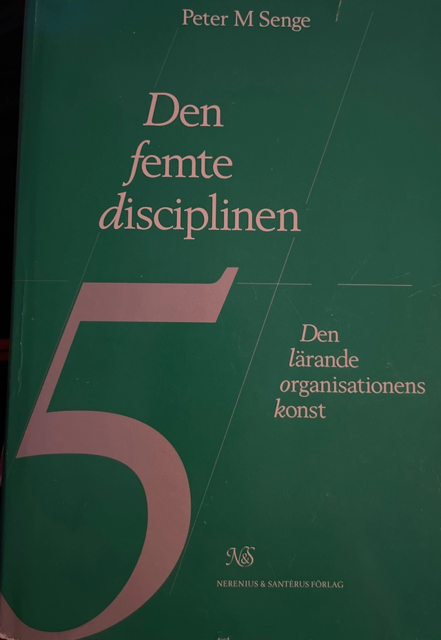 Den femte disciplinen : den lärande organisationens konst; Peter M. Senge; 1995