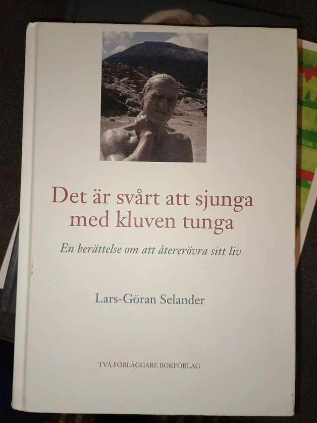 Det är svårt att sjunga med kluven tunga; Lars-Göran Selander; 2003