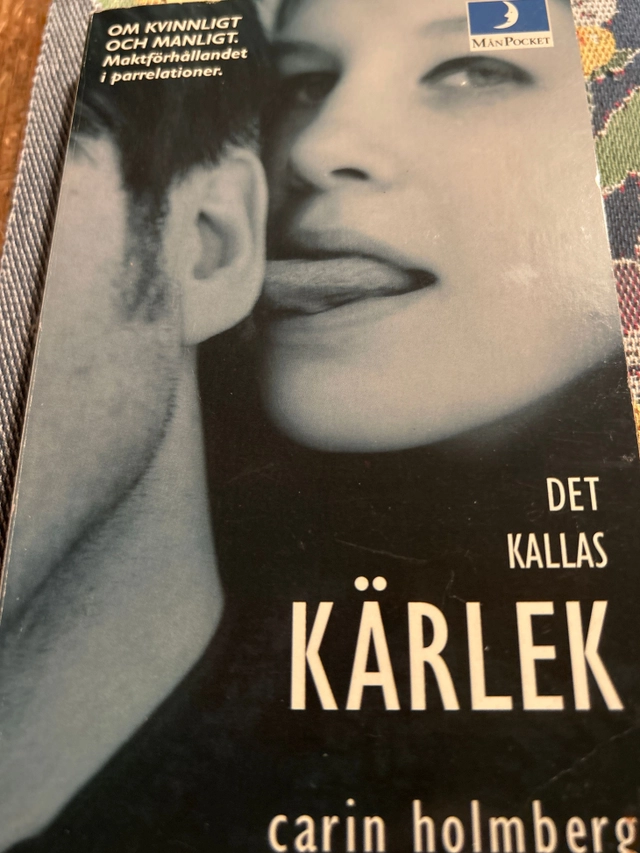 Det kallas kärlek : en socialpsykologisk studie om kvinnors underordning och mäns överordning bland unga jämställda par; Carin Holmberg; 1995
