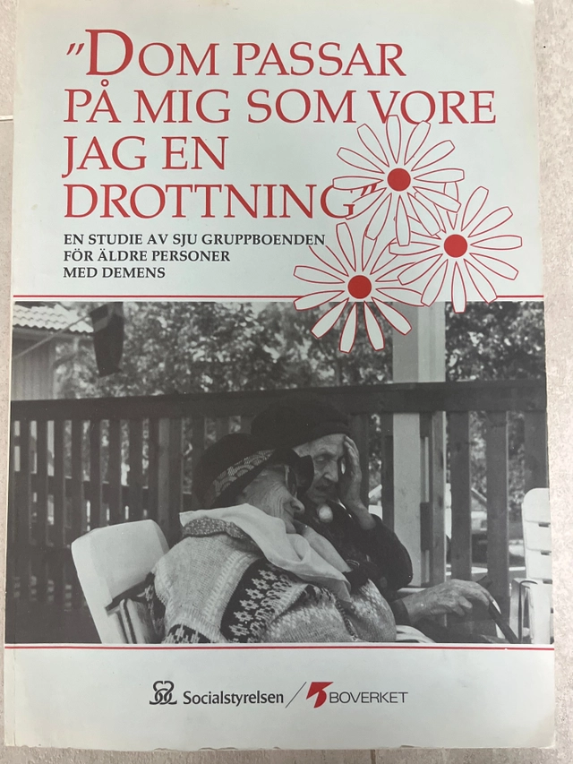 "Dom passar på mig som vore jag en drottning" : [en studie av sju gruppboenden för äldre personer med demens]; Monica Albertsson; 1991