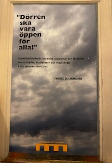"Dörren ska vara öppen för alla!" : funktionshindrade kurdiska ungdomar och föräldrar om attityder, rättigheter och möjligheter i det svenska samhället; Farhad Jahanmahan; 2007