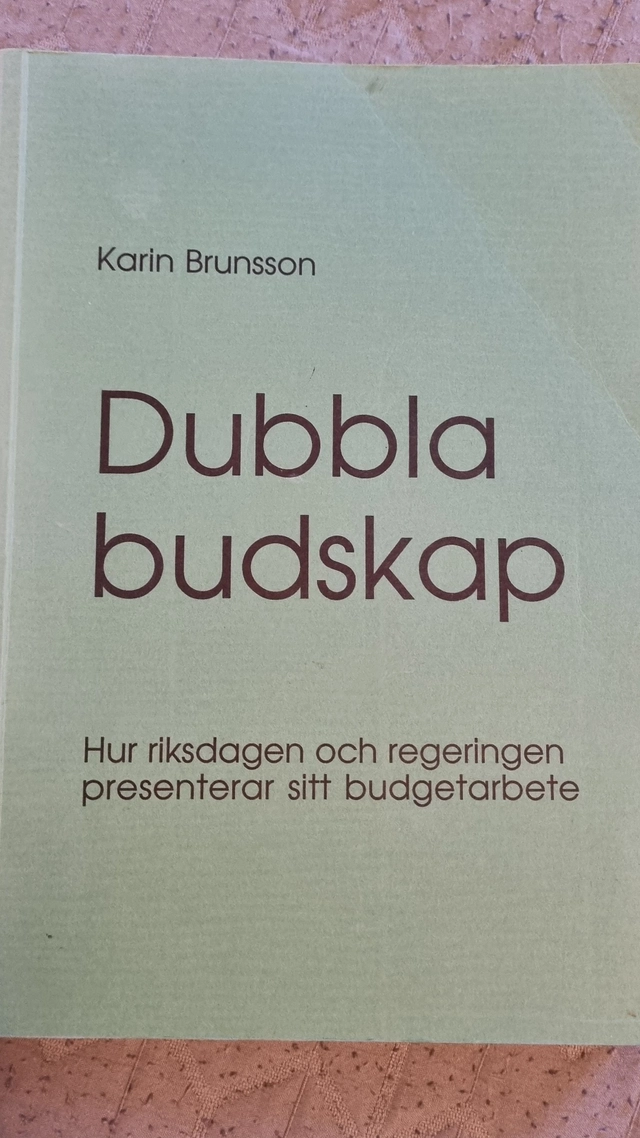 Dubbla budskap : hur riksdagen och regeringen presenterar sitt budgetarbete = [Contradictions] : [how the Swedish Riksdag and Government account for their budget work]; Karin Brunsson; 1995