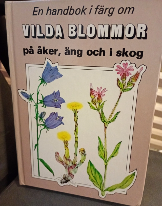 En handbok i färg om vilda blommor på åker, äng och i skog; Václav Větvička; 1980