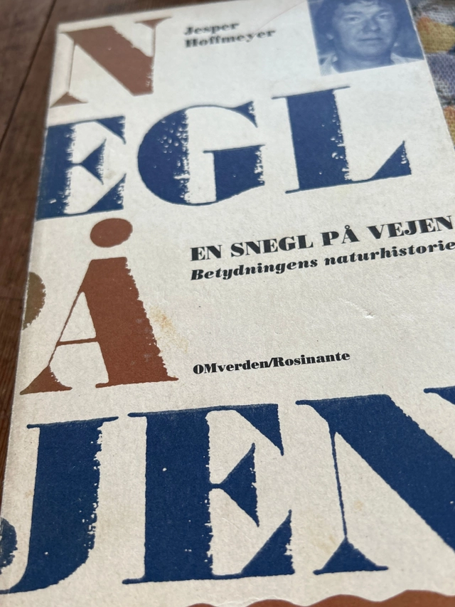En snegl på vejen : betydningens naturhistorie; Jesper Hoffmeyer; 1993