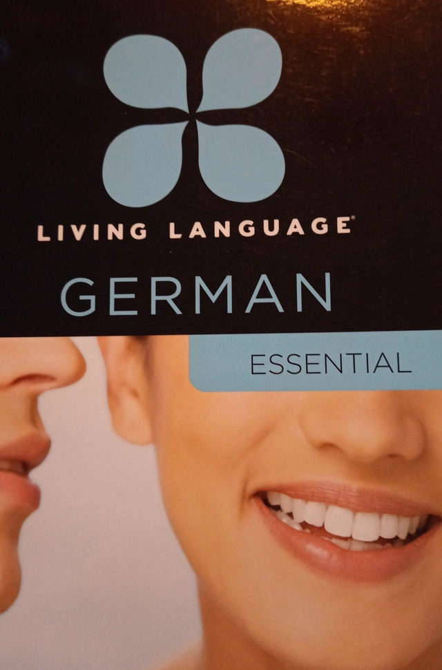 Essential German; Christopher A. Warnasch, Helga Schier; 2011