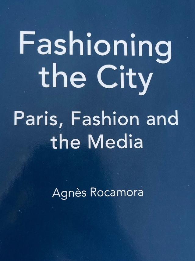 Fashioning the city : Paris, fashion and the media; Agnès Rocamora; 2009