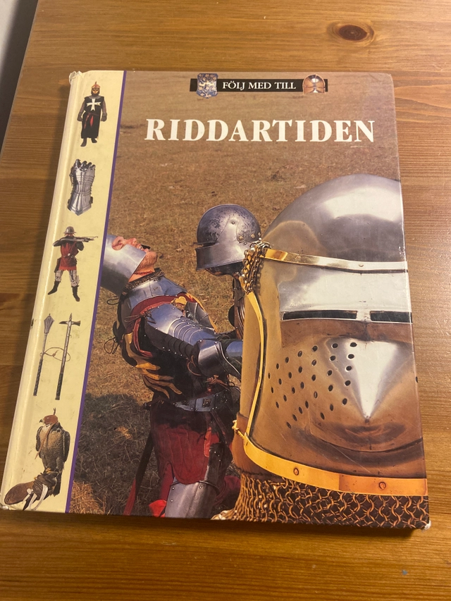 Följ med till riddartiden; John D. Clare; 1993